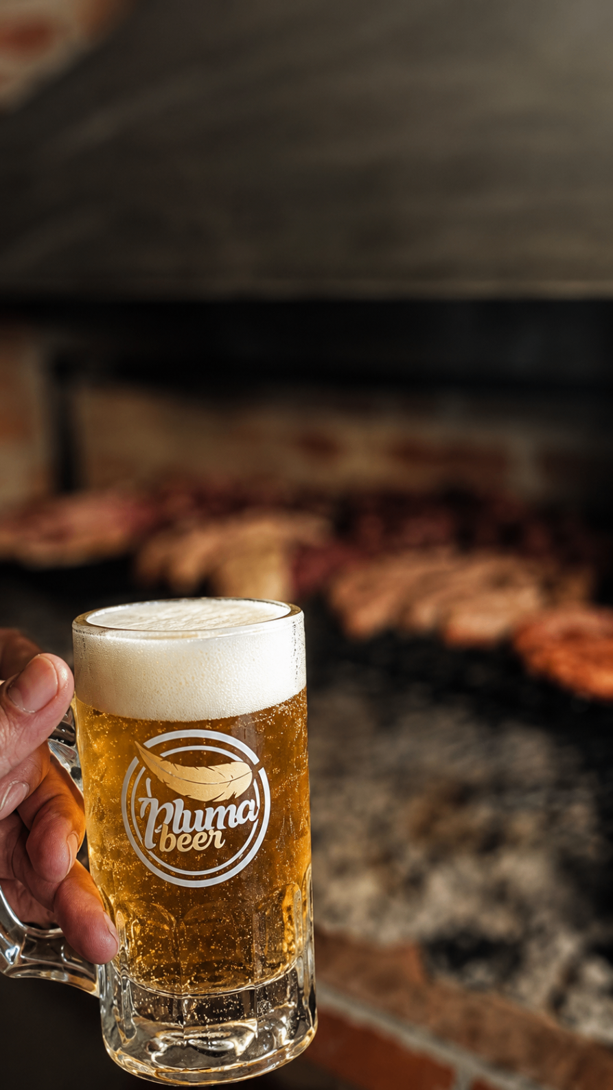 Chopp de cerveza junto a asado en parrilla