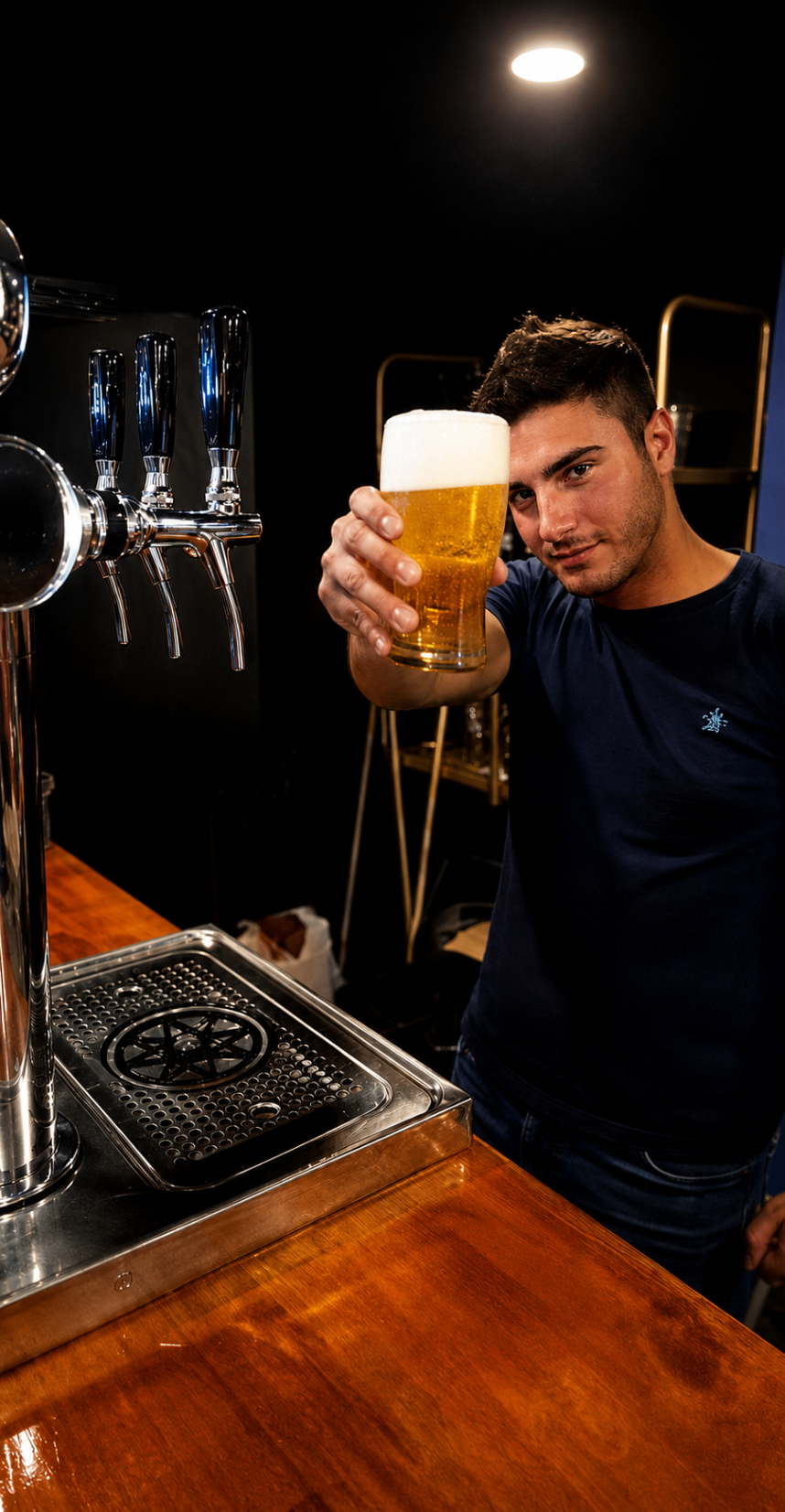 Bartender mostrando un vaso de cerveza tirada