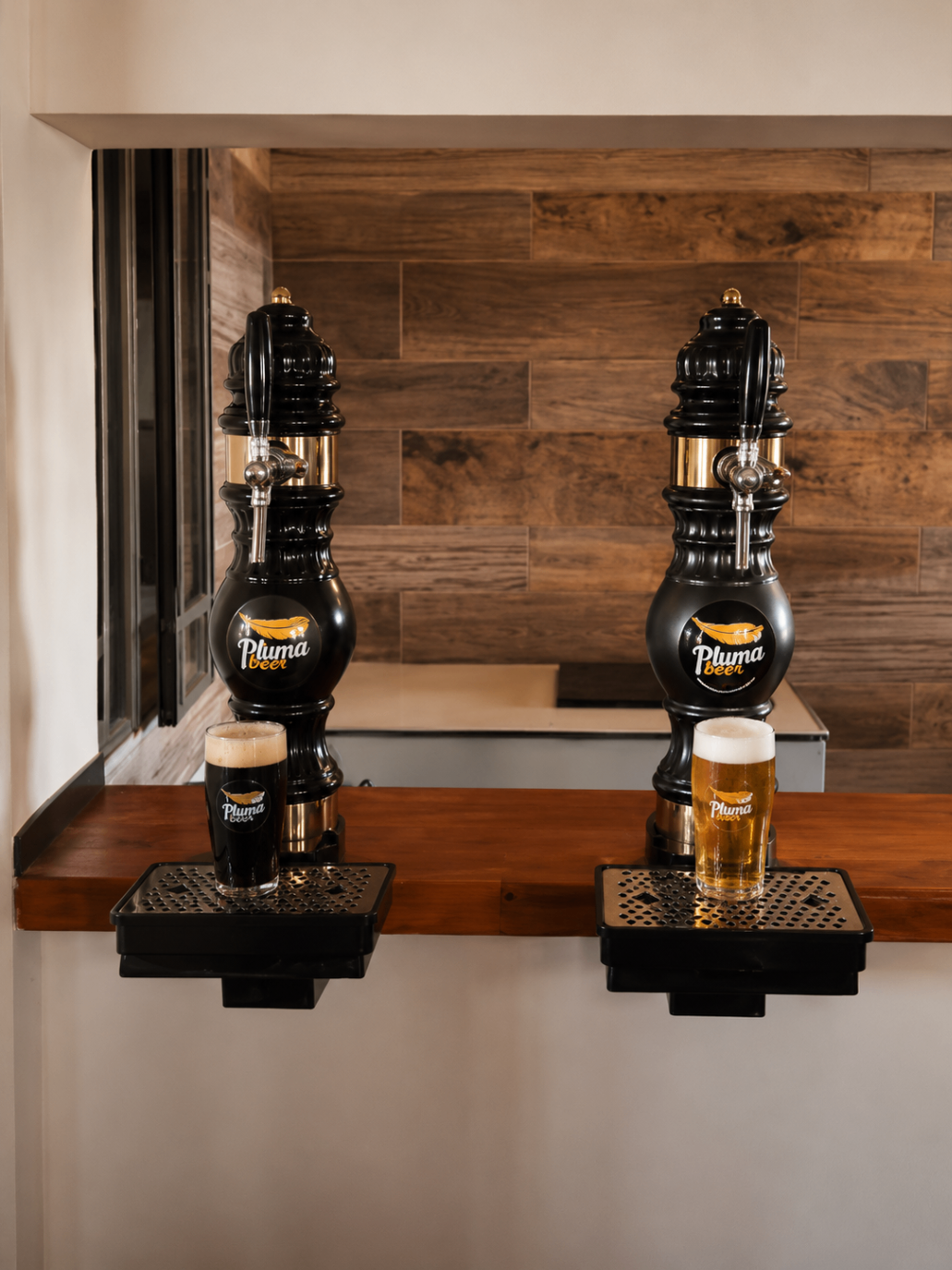 Doble chopera Pluma Beer, rubia y negra